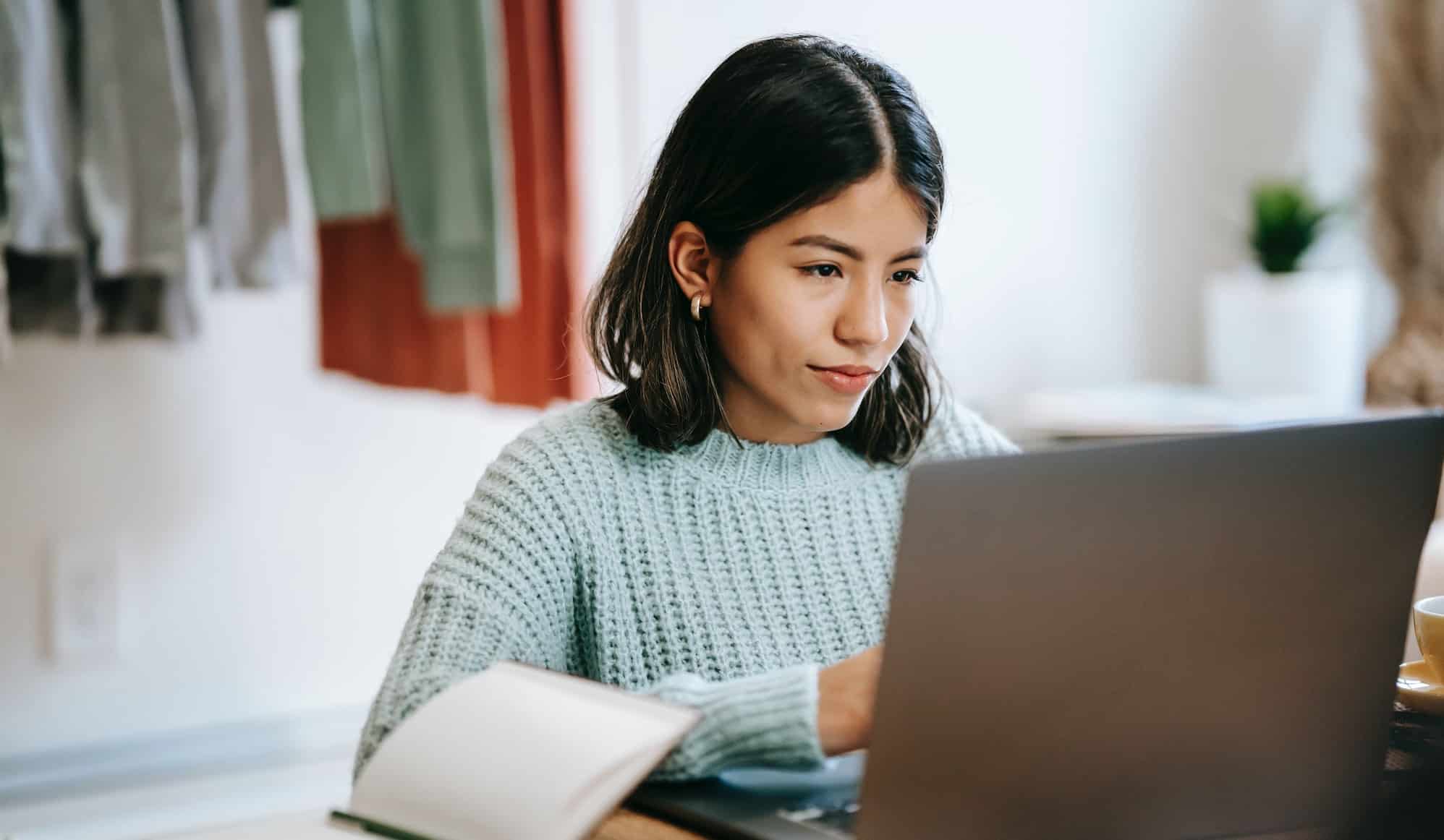 workplace exodus - woman at computer