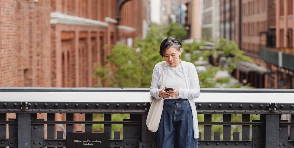 feedback for managers - woman on phone